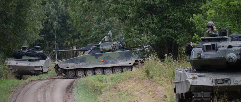 Två stridsfordon 90 och en stridsvagn 122 ur 42:a mekaniserade bataljonen under strid på Skövde övningsfält.