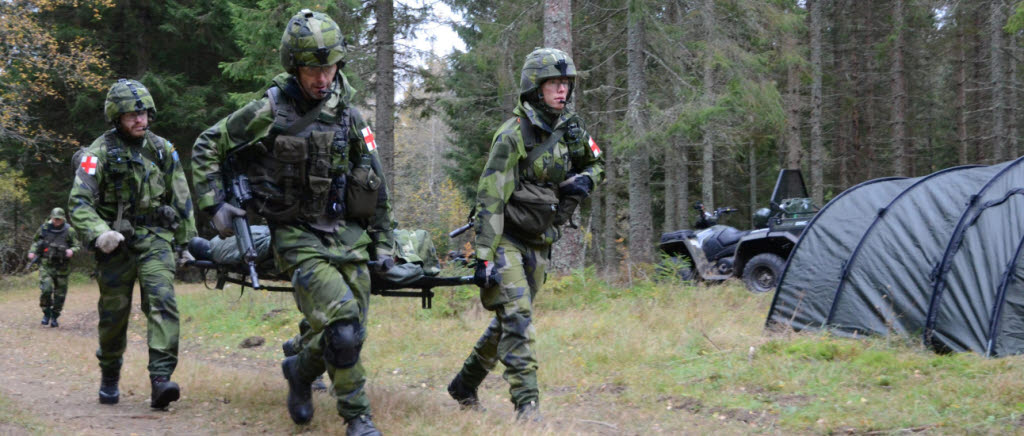 Övning i Villingsberg med Mali 01. Sjukvårdsteamet bär en skottskadad patient till förbandsplatsen.