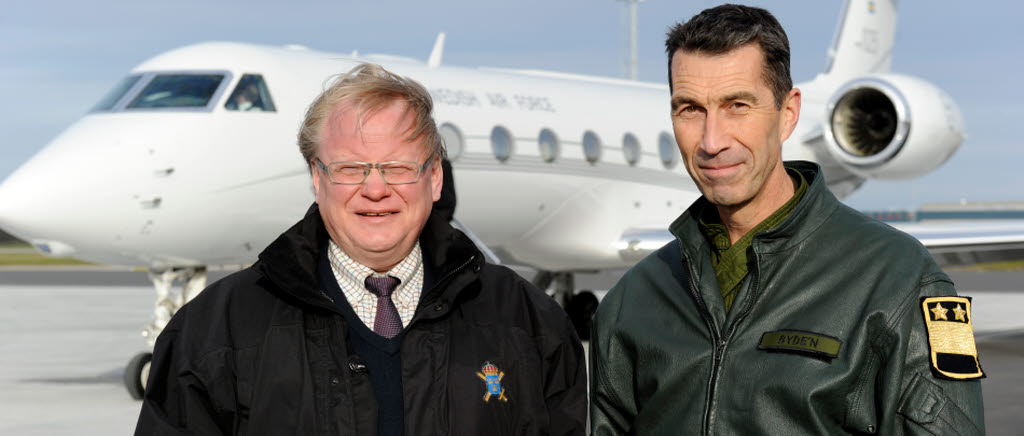 150602 ACE 15. Försvarsminister Peter Hultqvist och flygvapenchef Micael Bydén besökter övningen på F 21 i Luleå. Innan avfärd.