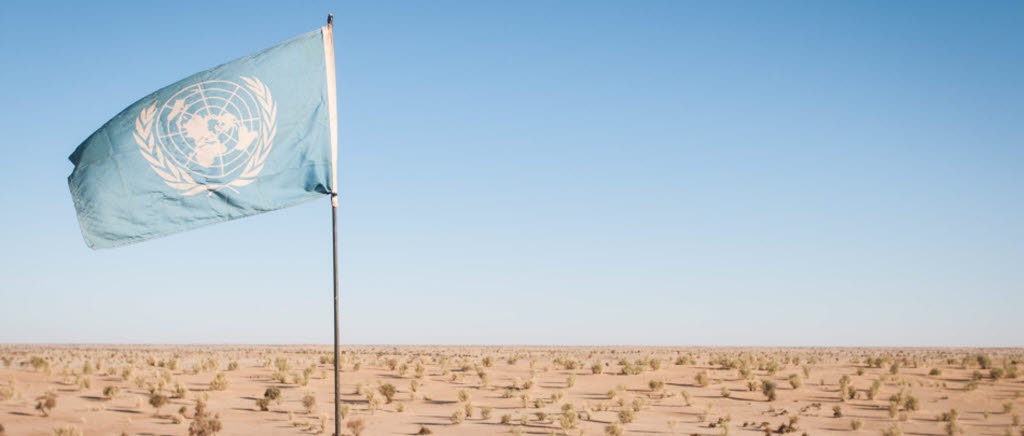 Patrull i Mali. Det svenska underrättelseförbandet rör sig långt ut i Malis öken för att samla information om säkerhetsläget. FN-flagga.