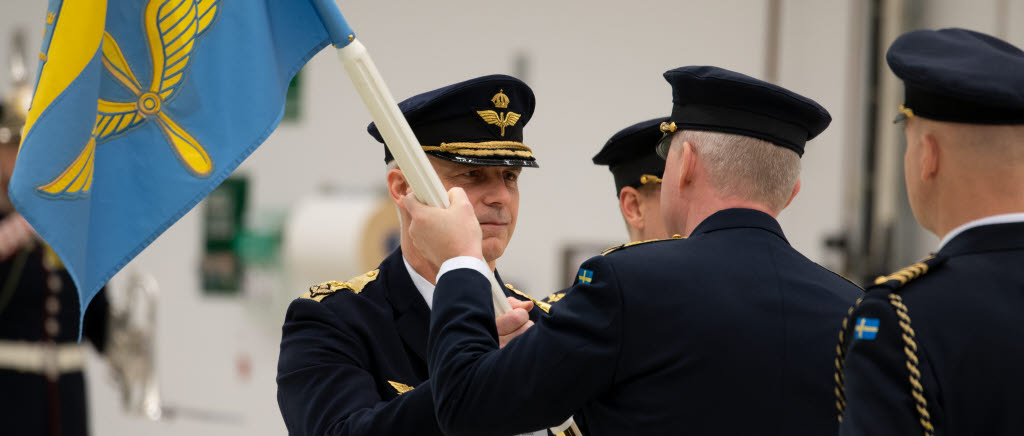 20221214 Chefsbytesceremoni. Generalmajor Carl-Johan Edström lämnar över befälet till generalmajor Jonas Wikman som tillträdde som ny flygvapenchef.
Ny flygvapenförvaltare Leif Bergsell utsågs vid ceremonin.
Ceremonin genomfördes vid Uppsala garnison.
Arméns musikkår spelade.