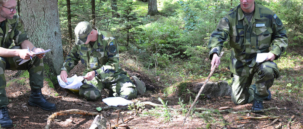 Med ROK 1 och AROK under övning i utbildningen, ute på Nyårsåsens skjutfält.

Kim Torstensson övar på ordergivning med terrängmodell.