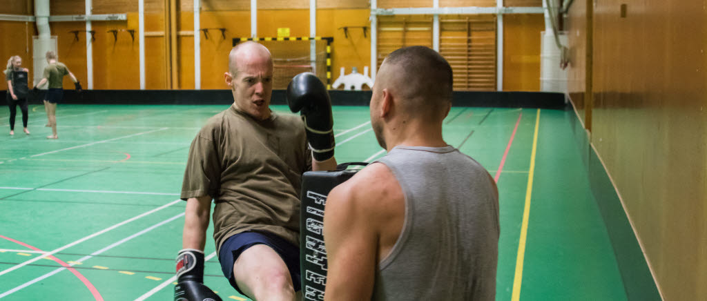 Carl-Philip Andersson lyckades få igenom sin idé om att få träna kampsport med instruktör på rekryternas lediga tid. ”Jag är jätteglad över att det gick att ordna kostnadsfri träning för alla som vill.” Det är fysisk träning som genomförs utan att rekryterna boxas mot varandra. 
