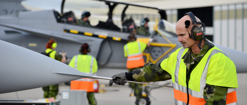 Flygtekniker inspekterar planet innan piloter från F 21 lyfter med Jas-flygplanen på den portugisiska flygbasen under övning Trident Juncture i Portugal i november 2015. 