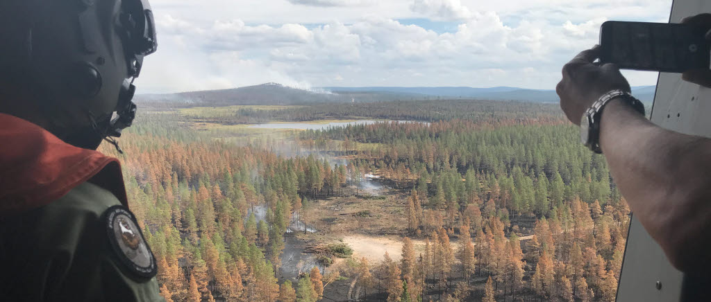 Nedslagsplatsen vid skogsvägen inspekteras efter bombfällning över skogsbranden på Älvdalens skjutfält. 