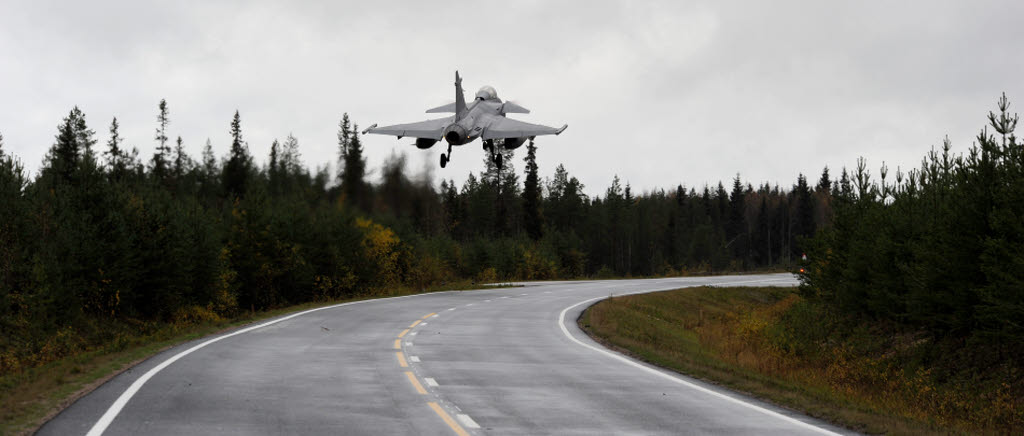 150923 Övning Baana 2015 i Finland. För första gången landar svenska Jas 39 Gripen landar finsk vägbas, inom det nordiska samarbetet och CBT-konceptet. Två Jas 39 och två F-18 Hornet startade från vägbasen för att sedan genomföra ett planerat CBT-pass. Jas 39 Gripen landar på Hosio vägbas.