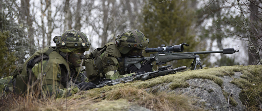 Soldater från 13:e säkerhetsbataljonen ligger ner med vapen 