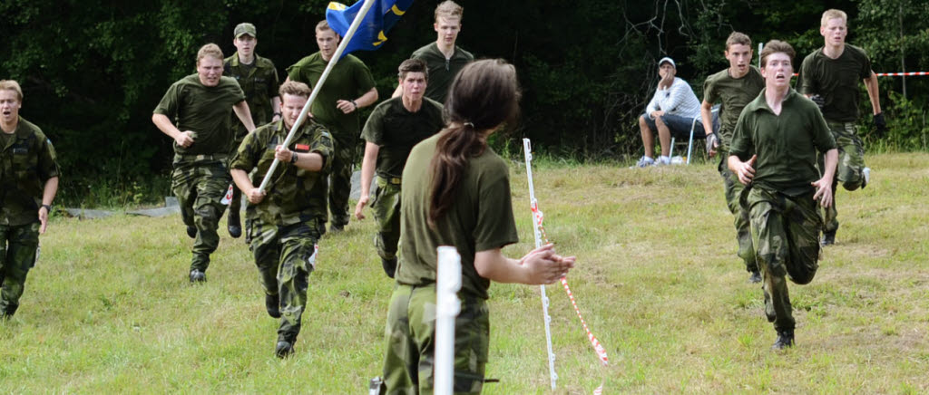 Nu startar Hemvärnets ungdomstävling på Hemvärnets stridsskola strax söder om Stockholm.
Det är försvarsmaktens största tävling där drygt 380 ungdomar från fem länder bor och kämpar tillsammans under tre dagar.
I år kommer de 10 utländska lagen från Norge, Estland, Lettland och Litauen. De kämpar med 68 svenska ungdomslag i grenar som orientering, avståndsbedömning, hinderbana, sjukvårdsmoment och fältskjutning. 
