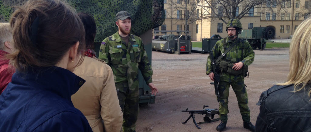 1. Sergeant Johan Bär visar personlig utrustning i Försvarsmakten.