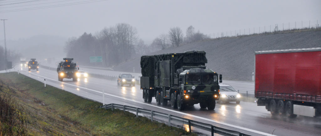 Luftvärnsbataljonens delar av verkanskompaniet har genomfört sin rast och tankning och rullar vidare mot marschens slutmål - Stockholm. Övning i Stockholm, november 2014.