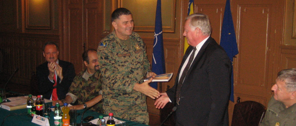 Överlämning av ammunitionskatalog från SWEDEC till bosniska försvarsmakten. 
På bilden skakar chefen för den bosniska generalstaben, generalmajor Anto Jelec. hand med svenske ambassadören i Sarajevo, Fredrik Schiller.