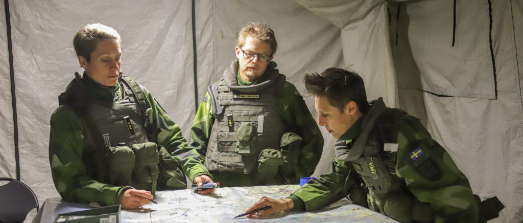 Från vänster; Jenny Landberg operationschef, Fredrik Carlsson, stabschef och Linda Kits, sambandschef, planerar nästa uppgift för 42:a pansarbataljonen. 