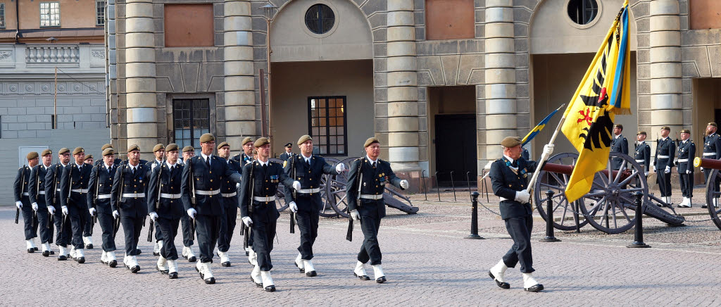 Värmlandsbataljonen går högvakt.