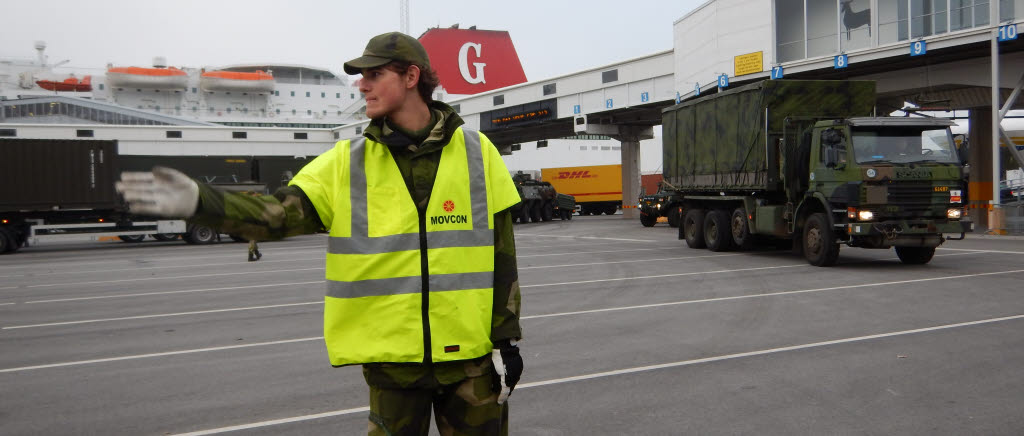 Trängregementets Movcon-pluton, transportsamordningspluton, i Visby hamn. 170 fordon från Lv 6 lastas av färjan i Visby hamn.