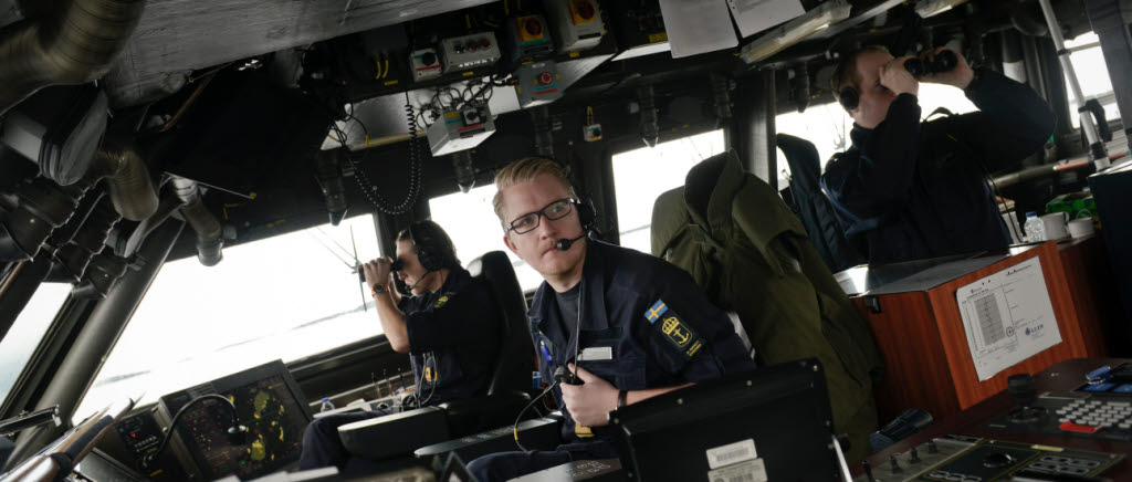 STOCKHOLM 20141021

Bryggan pÃ¥ HMS Visby, observatÃ¶rer spanar med kikare.
FÃ¶rsvarsmakten genomfÃ¶r underrÃ¤ttelseoperation i Stockholms skÃ¤rgÃ¥rd mot misstÃ¤nkt utlÃ¤ndsk undervattenverksamhet.

Foto: Jimmy Croona / Combat Camera / FÃ¶rsvarsmakten
BILDEN ÃR FRI FÃR PUBLICERING ELLER VISNING UNDER FÃRUTSÃTTNING ATT EN FULLSTÃNDIG FOTOBYLINE ANGES.