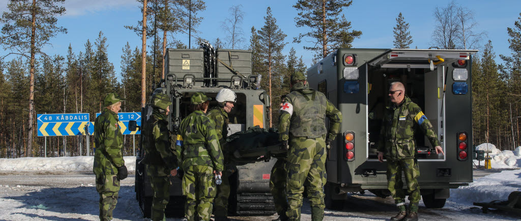 Vintersol 15. Skytt från utslagen stridsvagn får vård av sjukvårdsgrupp