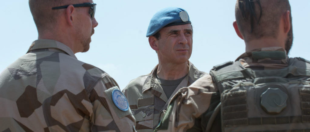 Dennis Gyllensporre i samtal med soldater och officerare ur Mali 12:s skyttekompani.