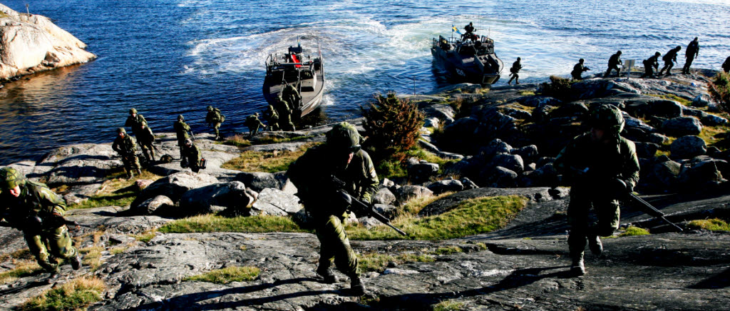 GÖTEBORG 20071018
Hemvärnssoldater landstiger nära den plats torsdagens handgranatsolycka skedde på Rävudden utanför Göteborg. En officer i Hemvärnet skadades lindrigt vid olyckan.
foto: Johan Lundahl/Combat Camera