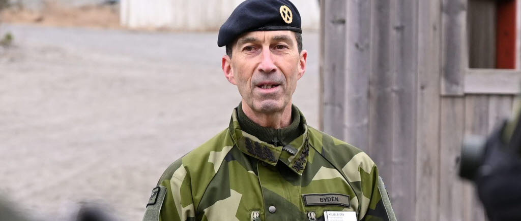 ÖB Micael Bydén besöker Livgardet i mars 2021