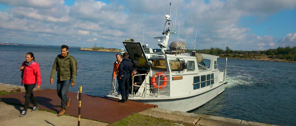 Landstigning på Kungsholms fort efter en tur i Karlskronas skärgård. FS 28 återträff.