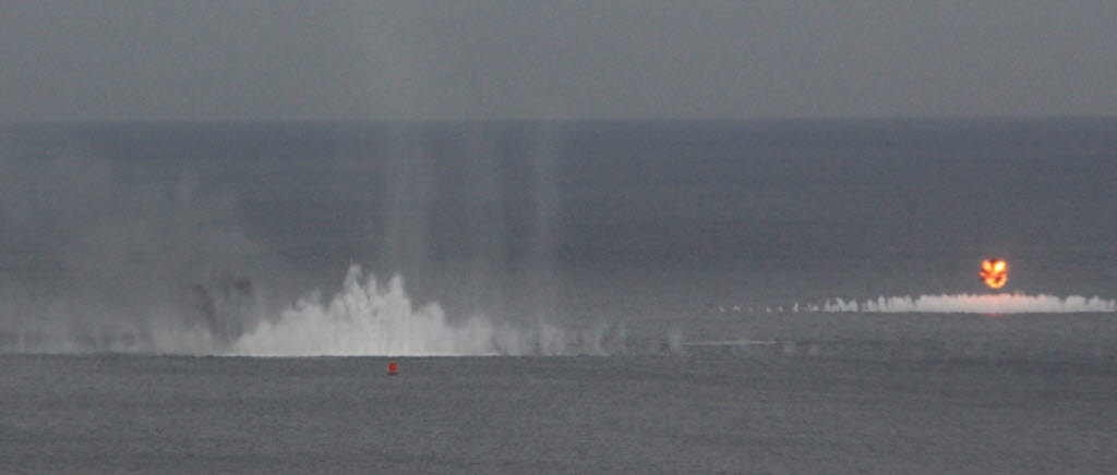 Norska 155 millimeter granater slår ner i havet vid Ravlunda skjutfält under övning Joint Challenge 13.