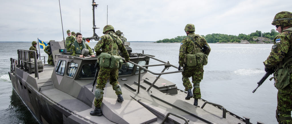 Övning Skandia internationell hemvärnsövning Karlskrona. Under veckoslutet samlades svenskar, danskar och estländare i Karlskrona för att utbyta erfarenheter och lära sig av varandra i syfte att bli bättre på att lösa uppgiften "skydd av hamn".
De estländska soldaterna kliver ombord på stridsbåten för att upprepa momentet de nyss sett svenskarna göra.
