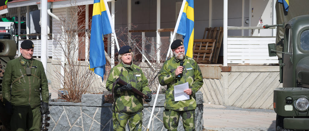 Carin Ellström stabschef vid Bodens artilleriregemente och Erik Preutz, ställföreträdande regementschef vid Norrbottens regemente tog emot budkavlen i Boden.