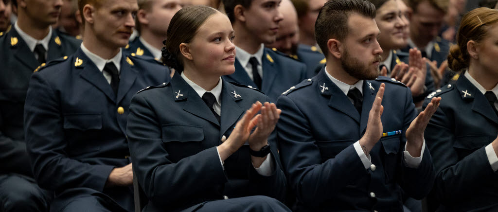 SOU examensceremoni på Halmstad Arena 2022.
Nyblivna sergeanter applåderar sina kamrater. 