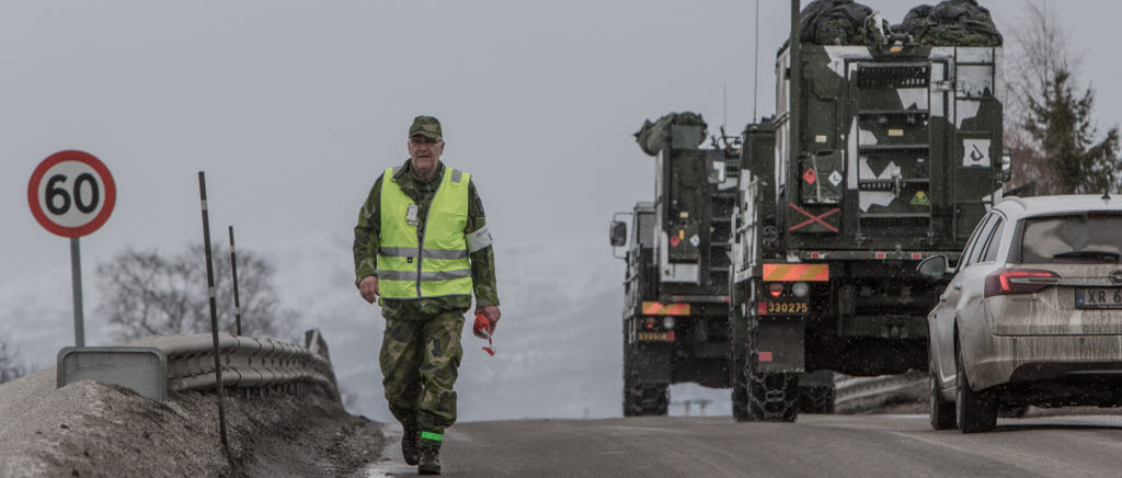 Mark och miljö.
Under Cold Response finns sammanlagt fyra representanter ur den svenska övningsledningen på plats i Norge med uppgift att stötta det norska Environment Protection-gruppen under övningen.
   Och oavsett om man övar i Norge eller på hemmaplan så handlar det om att minimera påverkan på mark och egendom