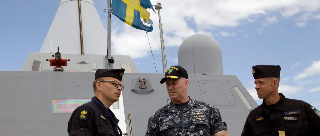 Fartygschefen på HMS Karlstad, Bernt Andersson, berättar om sitt fartyg för Viceamiral Christopher Grady, till vardags chef över den amerikanska sjätte flottan och den svenska marinchefen Jens Nykvist.