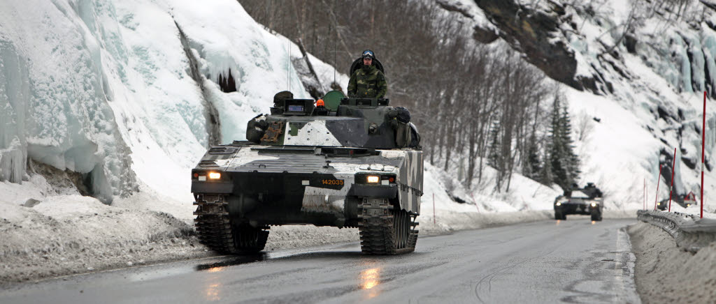 Ett av de svenska pansarskyttekompanierna flyttade under tisdagen fram sina positioner längre norrut efter E 6:an. Övning Cold Response 2014.