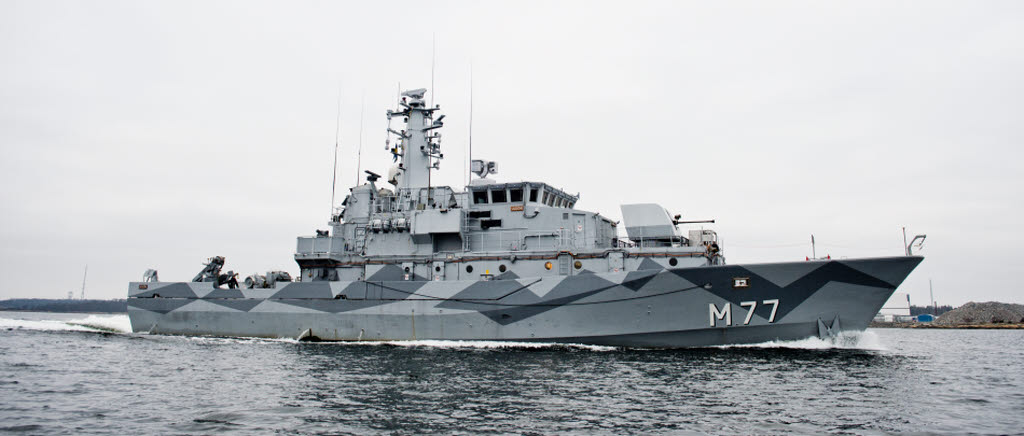 KARLSKRONA 20141203

Sjömän och officerare ombort på HMS Ulvön övar minfällning och minröjning.
HMS Ulvön, M77, är ett svenskt minröjningsfartyg av Kosterklass och har utrustning vad gäller minspårning, oskadliggörande av minor, stridsledning och navigation. 
33. Minröjningsdivisionen tillhör Tredje sjöstridsflottiljen som är ett svenskt marint insatsförband inom Försvarsmakten. Förbandets stab är förlagt till Karlskrona i Blekinge.