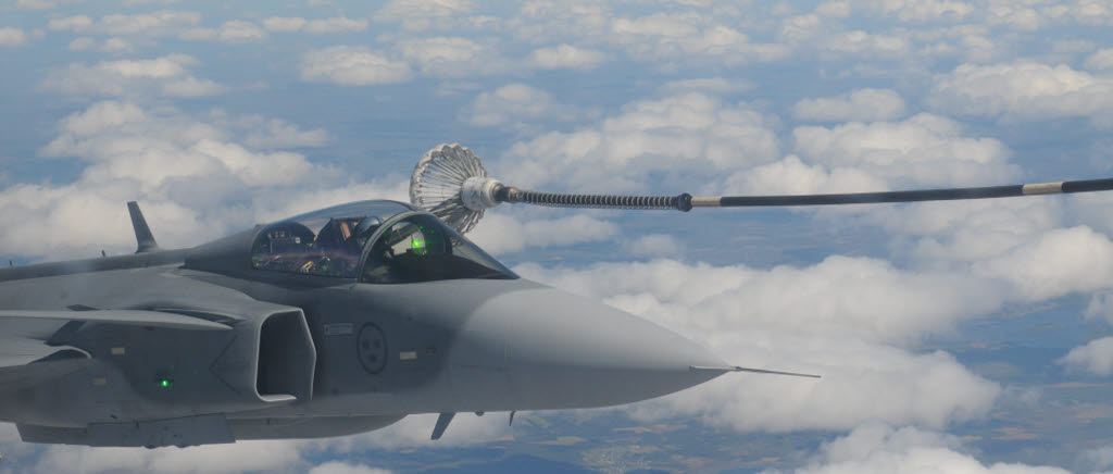 Arctic Challenge Exercise 2015. Bilder på lufttankning mellan ett herculesplan och Jas 39 Gripen. 