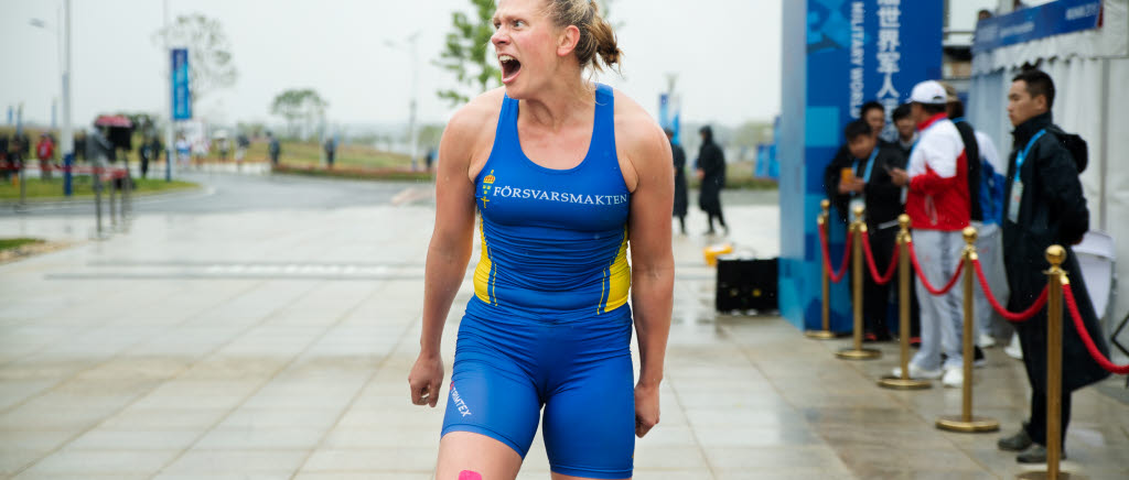En lycklig Cecilia Sjöholm har just fått veta att hennes insats räckt till individuell medalj i den
marina femkampen.