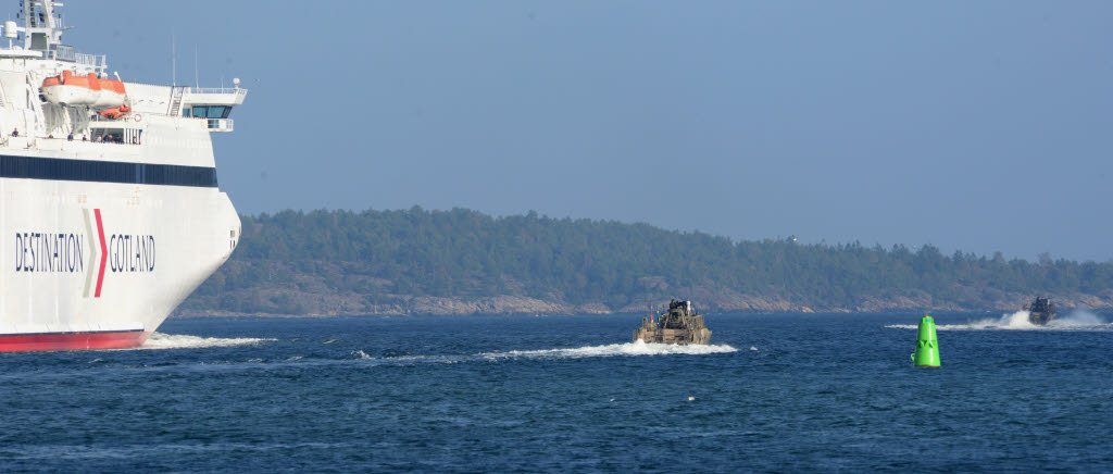 Stridsbåtar eskorterar m/s Gotland