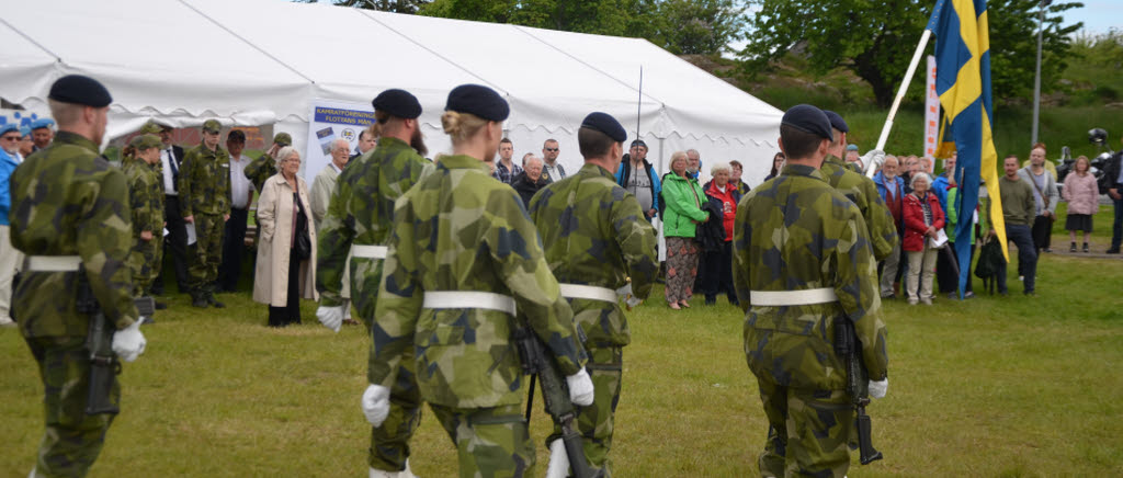 Fanvakten ur 1:a sjukhuskompaniet avmarscherar framför veteranerna och deras anhöriga.