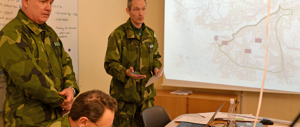 45. hemvärnsbataljonen / Hallandsbataljonen. Från stabsövningen Gelic Bear i Enköping, januari 2018. Stabschefen (till höger) förklarar stridsplanen vid kartbilden. Till vänster står bataljonchef stf Torbjörn Petersson.