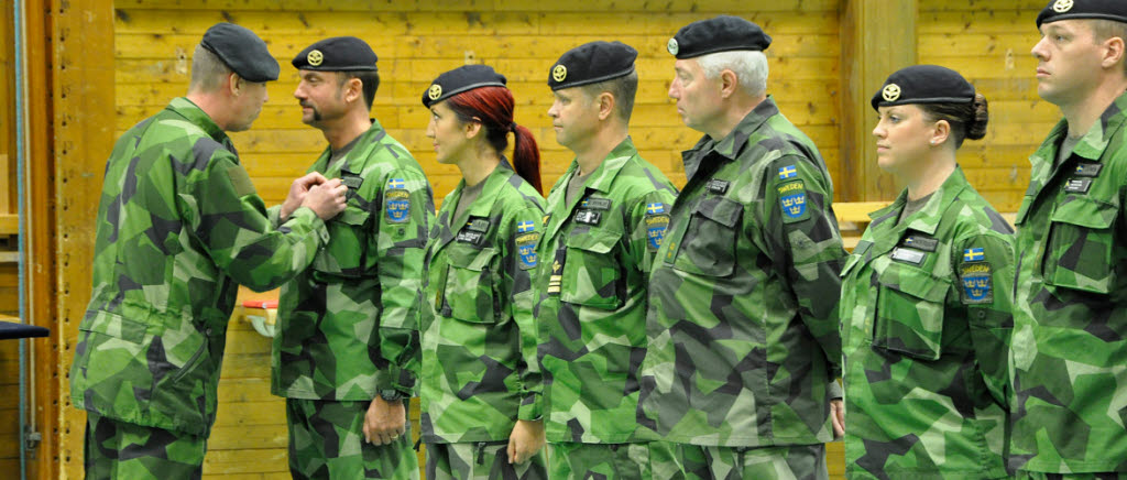 Brigadgeneral Stefan Andersson medaljerar major Rikard Weman från Luftstridsskolan.