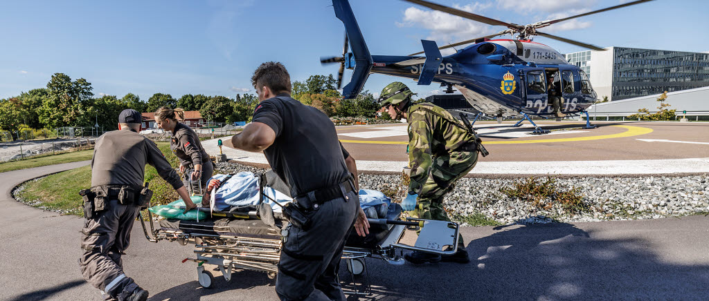Det gäller att snabbt transportera skadad från helikoptern till sjukhuset. 

Försvarsmakten övar avancerad sjukvård inom ramen för Totalförsvaret tillsammans med Polisen och civil sjukvård under övning METEOR 22.