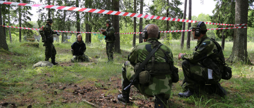 Tidvis tjänstgörande soldater (GSST) på Livgardet förbereder sig inför sommarens högvakt och övar bevakning i det gröna.