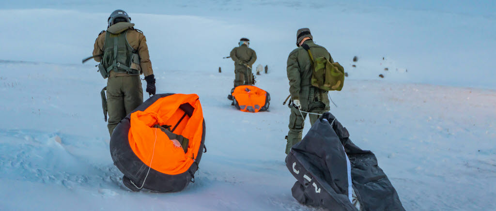 Flygvapnet har övat i Kanada för att se hur stridspiloter från olika länder klarar av en överlevnadssituation i arktiskt klimat. Två svenska piloter deltog för att testa den svenska utrustningen. 
The ICE_PPR 2024 (International Coorperative Engagement Program for Polar Research) scientific trial took place in Resolute Bay, Nunavut in January 2024. Four countries (Norway, Finland, Sweden and Canada) tested the seat-packs that F18 and F35 pilots use when they eject from the aircraft. The goal of this study is to identify gaps in life-saving equipment and to assess pilots ability to survive for as long as possible with the gear present in their kits. Researchers from Defence Research and Development Canada (DRDC) and from FFI in Norway used health-monitoring equipment to track the core temperature and extremity temperature of the pilots while they were out in arctic conditions. The Aviation Life Saving Equipent (ALSE) kits were auditied for effectiveness throughout the trial.