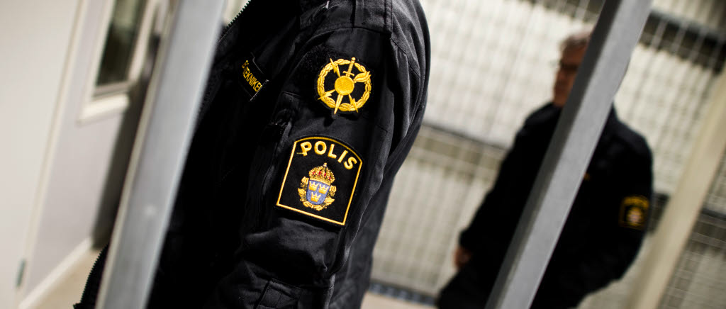 En av polisens bombgrupper söker av en misstänkt fabrik för hemmagjorda bomber.