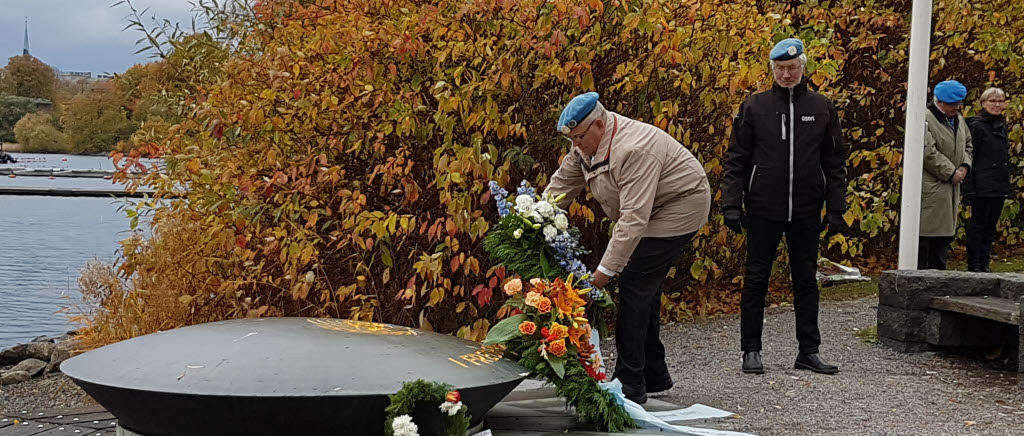 Traditionsenlig kransnedläggning vid FN-monumentet, FN-dagen 24 oktober, 2016.