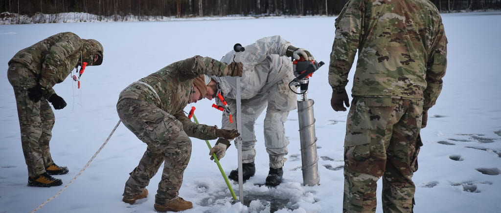 FRÅN ORD TILL UTBYTEN. Försvarsmaktens partnerskap med New York National Guard har nu övergått in i en praktisk fas med konkreta utbyten. Här lär sig kursdeltagare ur nationalgardet bland annat om isars hållbarhet vid kursen Winter Training Planner’s Course vid Försvarsmaktens vinterenhet, I 19. 