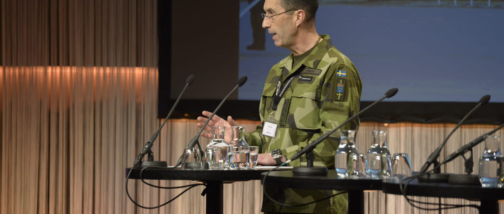 ÖB Micael Bydén håller anförande på Folk & Försvars rikskonferens i Sälen.