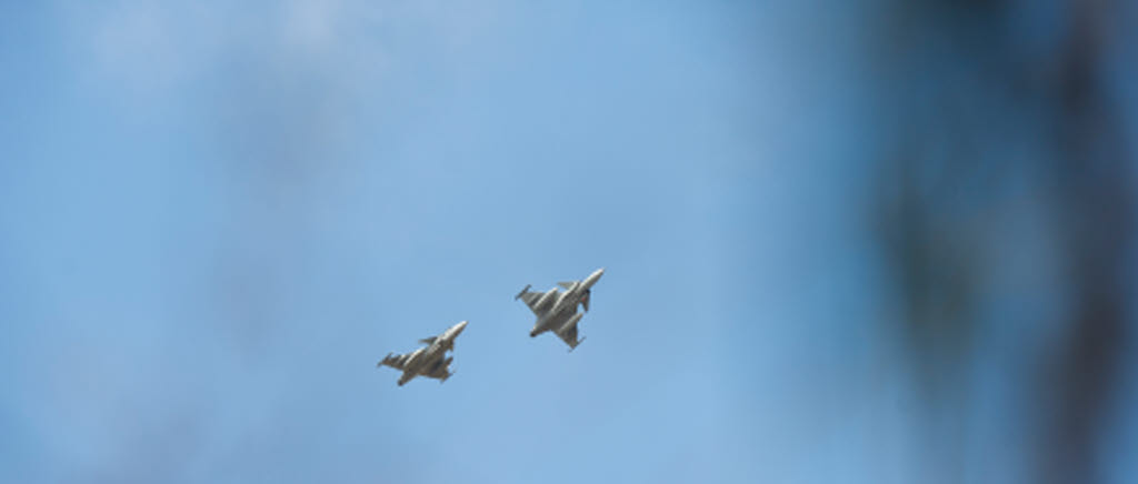 En rote JAS 39 Gripen fotograferade från en dold jägarobservationsplats (OP).

Arméns Jägarbataljon genomför krigsförbandsövning (KFÖ) på Gotland. Scenariot är att en fiende har intagit Visby flygplats och även landsatt trupp på ön. Tack vare goda underrättelser finns redan en jägarskvadron från Arméns jägarbataljon på plats och övervakar och rapporterar det som sker, beredda nedkämpa högvärdiga mål på order. Övningen har momentvis vissa kopplingar till arméövningen som samtidigt pågår i södra Sverige (AÖ15) samt flygvapenövningen, men i stort är det helt frikopplade övningar.