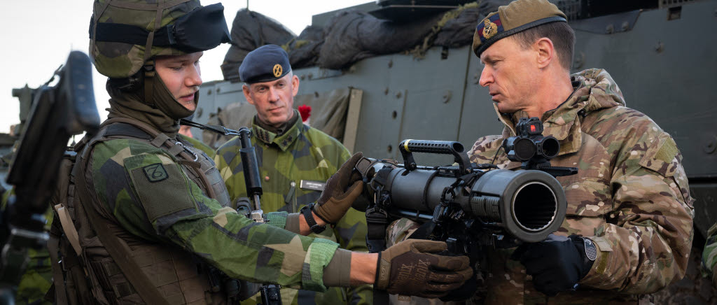 Sir Roland Walker på besök på Livgardet