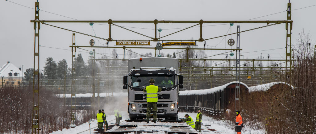 Den multimodala operativa transporten som någon dag tidigare startat i Halmstad och därefter lastats på tåg i Göteborg anländer till Boden. Där påbörjas avlastningen och sista marschen hem till F 21 i Luleå. I Göteborg var det över tio grader varmt och sol. I Boden 20 cm snö. Sverige är långt.