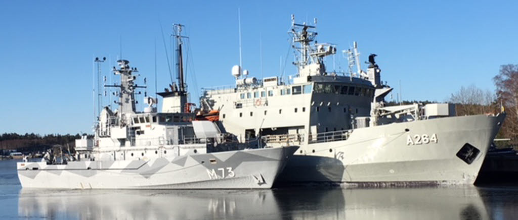 HMS Koster bunkrar hos HMS Trossö inför sjöövervakning under påsken 