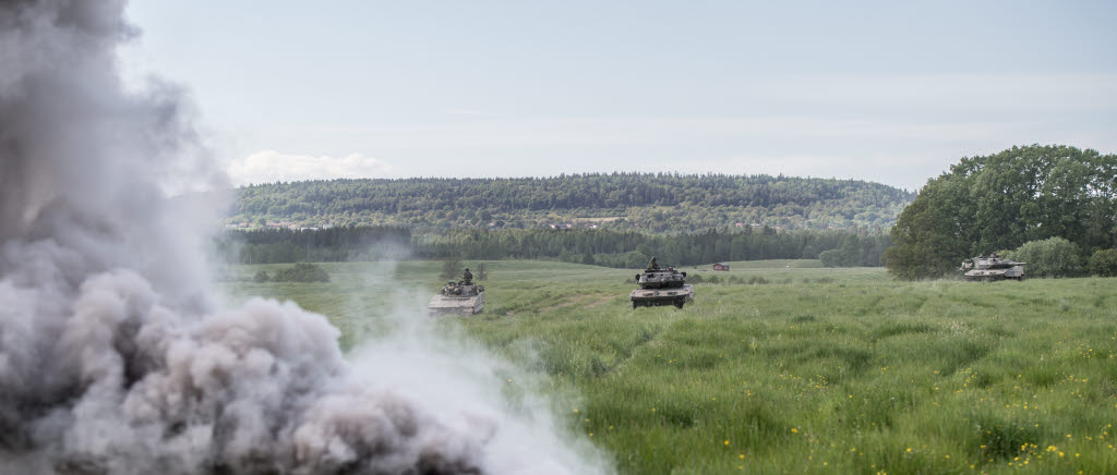 Stridsvagnar ur 72. bataljon från P7 gör eld-rök-bakåt efter att ha observerat ett minfält i anfallsriktningen under ett övningsmoment på Skövde skjut- och närövningsfält.

21-30 maj 2018 samlar övning Våreld 18 en stor del av arméns förband för att öva förmågan att med markstridskrafter försvara Sverige. Övningen genomförs i och omkring Skövde och Karlsborg samt på och runt Kvarn utanför Motala. Skaraborgs regemente (P 4) är ansvariga och planerar övningen där cirka 2 500 deltagare från 12 olika förband deltar. Övriga förband är Södra Skånska regementet (P 7) Livgardet (LG), Livregementets husarer (K 3), Göta ingenjörregemente (Ing 2), Trängregementet (TrängR), Försvarsmaktens tekniska skola (FMTS), Helikopterflottiljen, Ledningsregementet (LedR), Försvarsmedicincentrum (FömedC), Markstridsskolan (MSS) och Försvarsmaktens logistik (FMLOG).